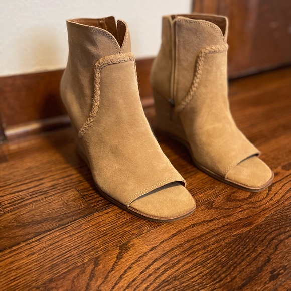 Brand New Lucky Brand Womens Lureli Suede Peep toe Ankle Boots - 8 1/2M - Picture 1 of 5